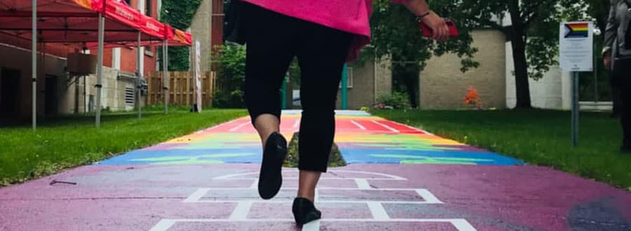 Un trottoir multicolore LGBTQ+ à l’Hôtel de ville de Lachute