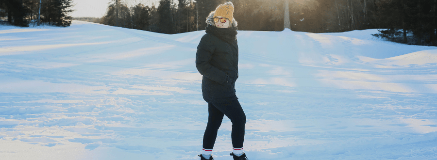 Femme marchant sur un sentier de neige | Ville de Lachute